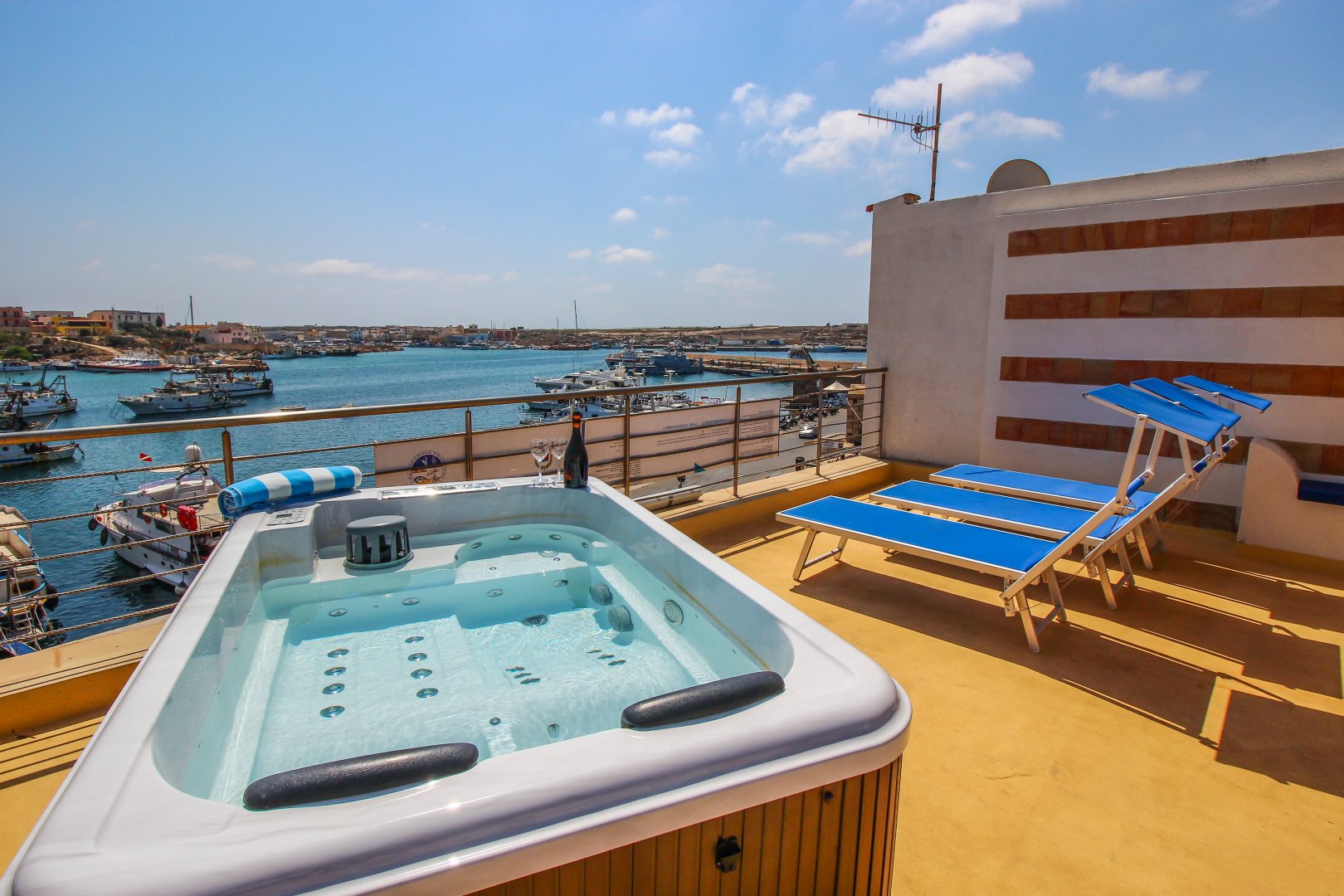 Foto 2 Hotel Paladini di Francia Isola di Lampedusa, 01