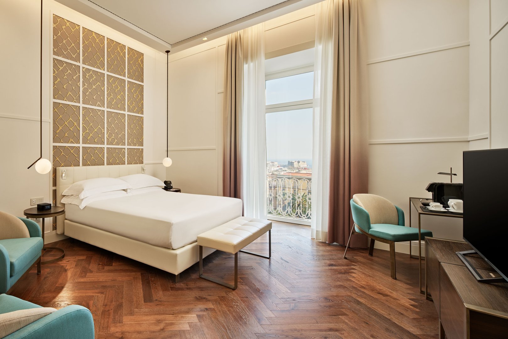 Foto 15 de Bonart Naples - Curio Collection by Hilton Napoli Centro Storico, 14