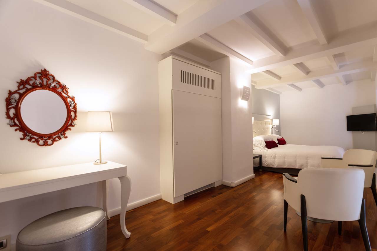 Foto 14 Palazzo Caracciolo Naples Napoli Stazione Centrale, 13