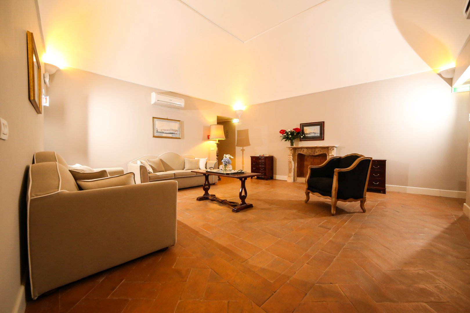 Foto 9 Decumani Hotel de Charme Napoli Centro Storico, 08