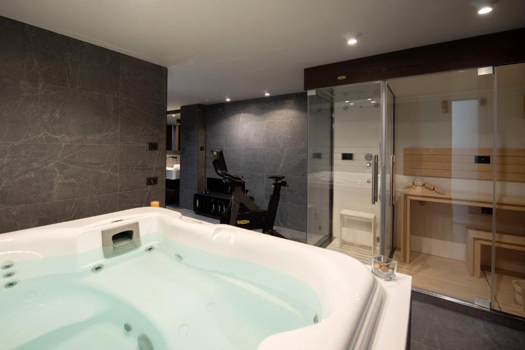 Foto 17 Gold Tower Lifestyle Hotel Napoli Stazione Centrale, 16