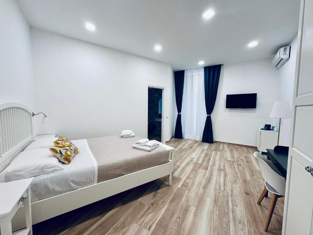 Foto 7 B&B Lara's Home By I Borbone Napoli Stazione Centrale, 06