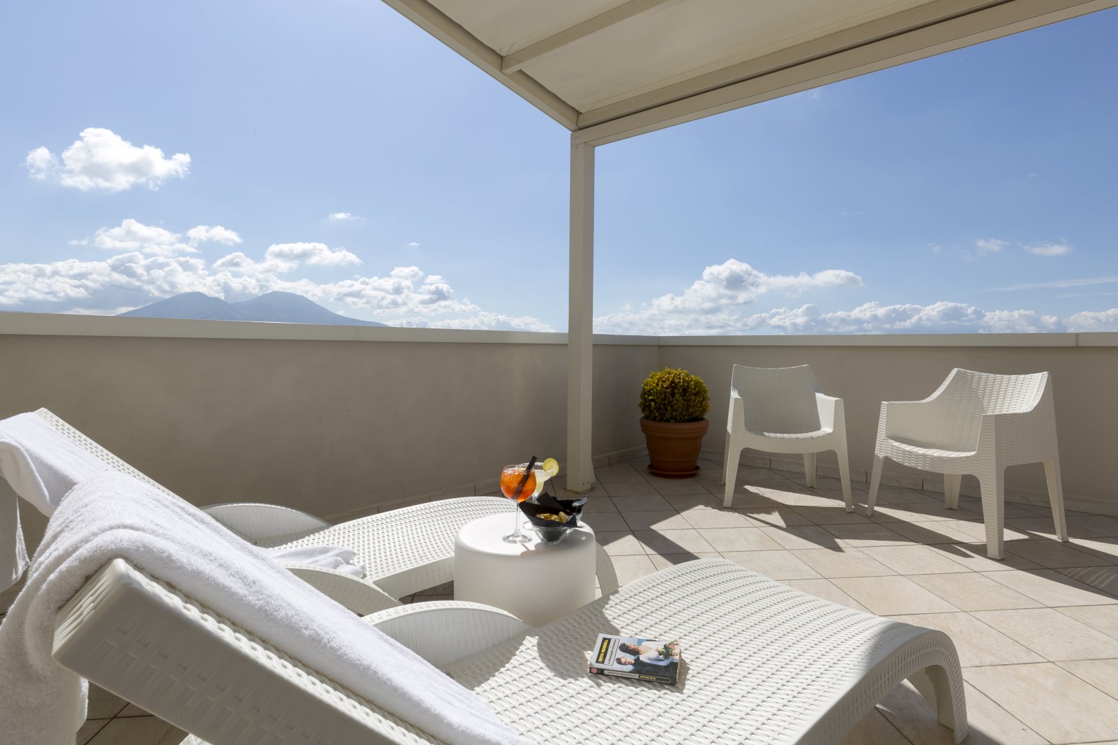 Foto 9 Palazzo Salgar Porto di Napoli, 08