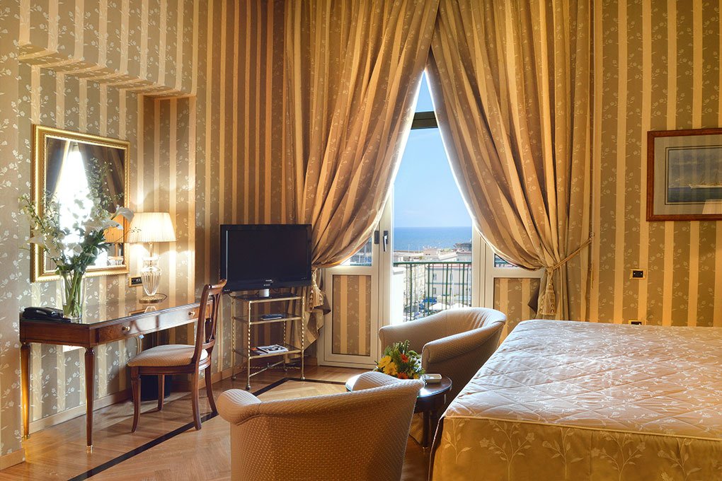 Foto 7 Grand Hotel Vesuvio Lungomare Caracciolo, 06