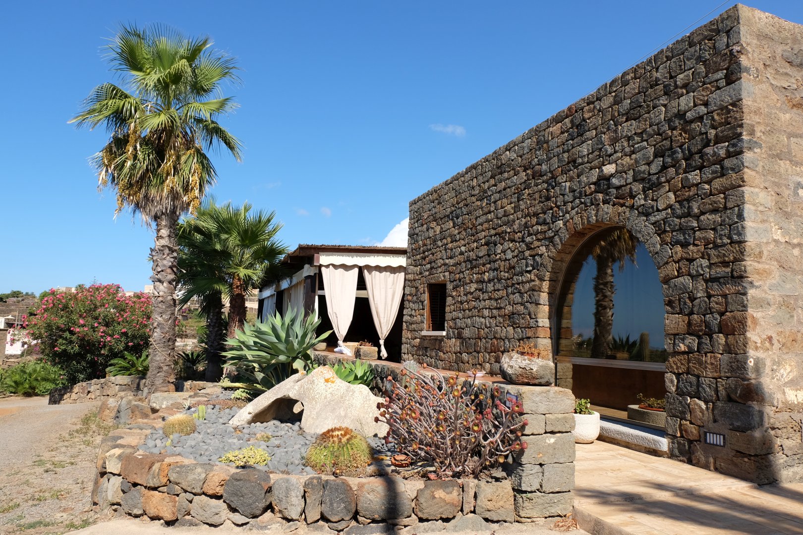 Foto 2 La Stele di Rekale Isola di Pantelleria, 01