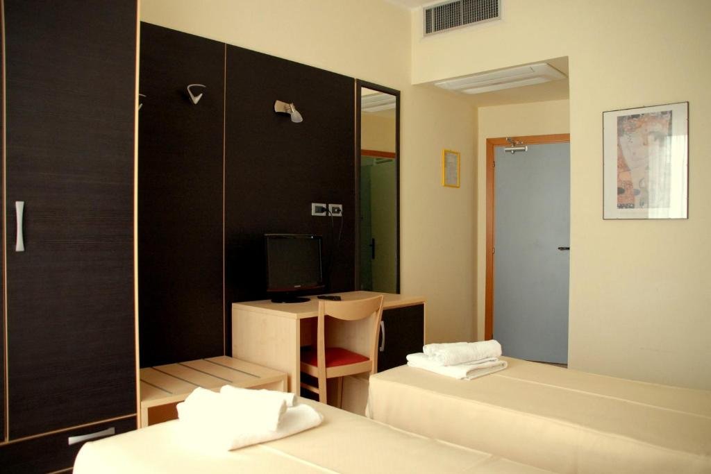 Foto 3 Hotel Arno Rimini Porto, 02