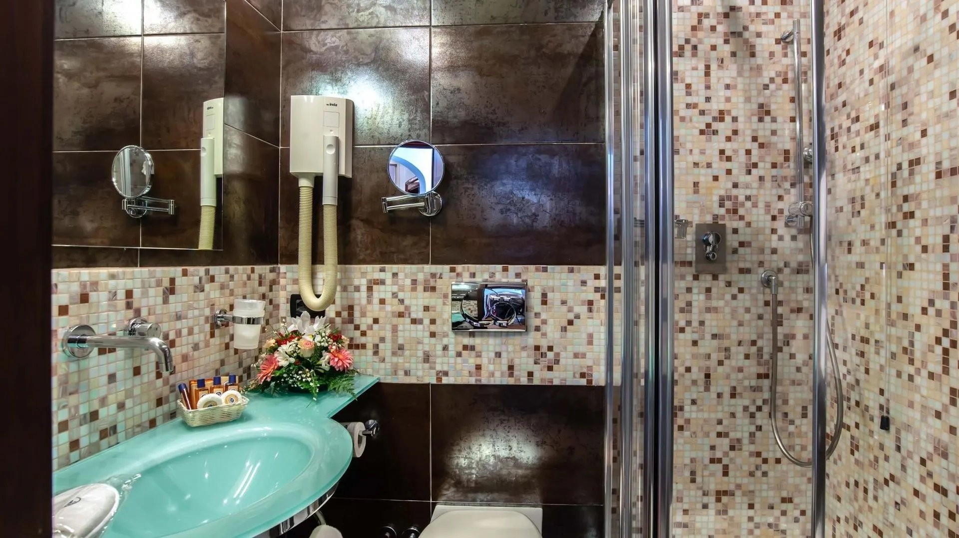 Foto 9 Hotel Memphis Roma - Fontana di Trevi, 08