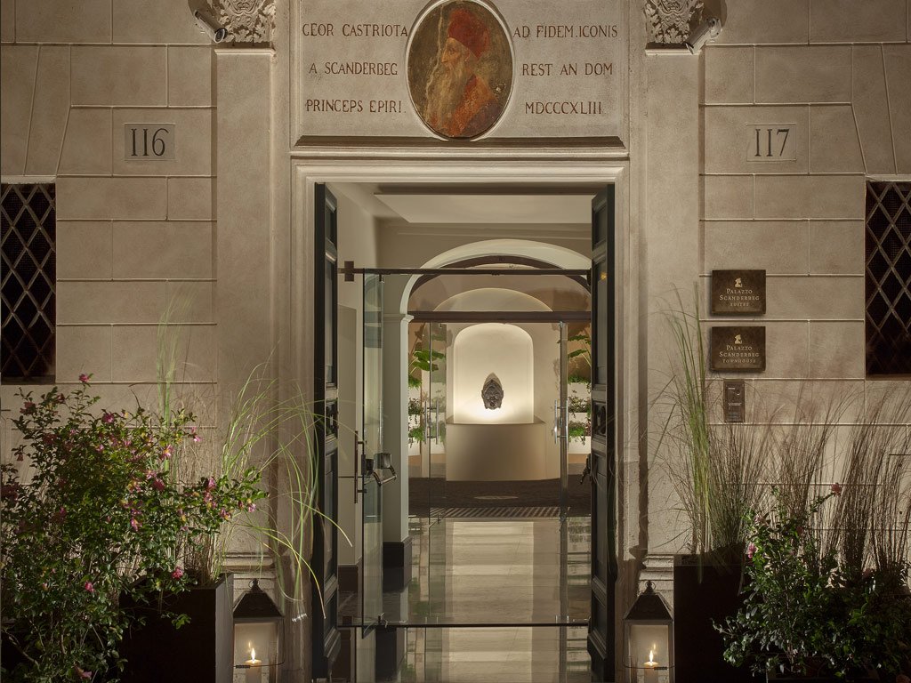 Foto 3 Palazzo Scanderbeg Roma - Fontana di Trevi, 02