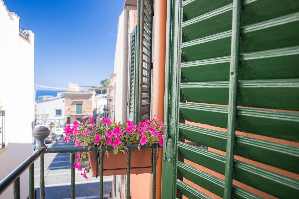 Foto 3 Casa Clelia Piazza Isola di Ustica, 02