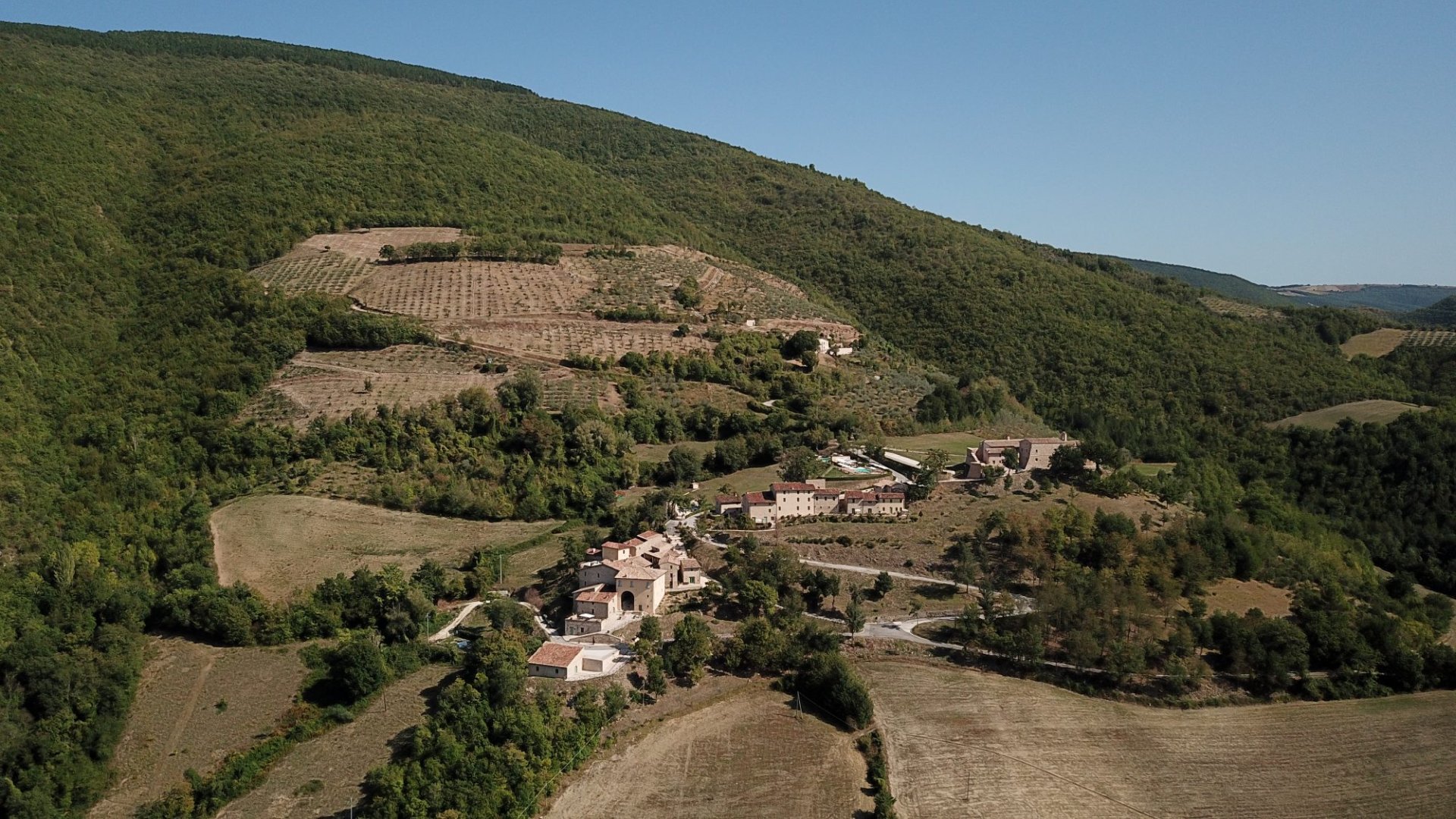 Foto 4 Borgo di Gallano Valtopina, 03